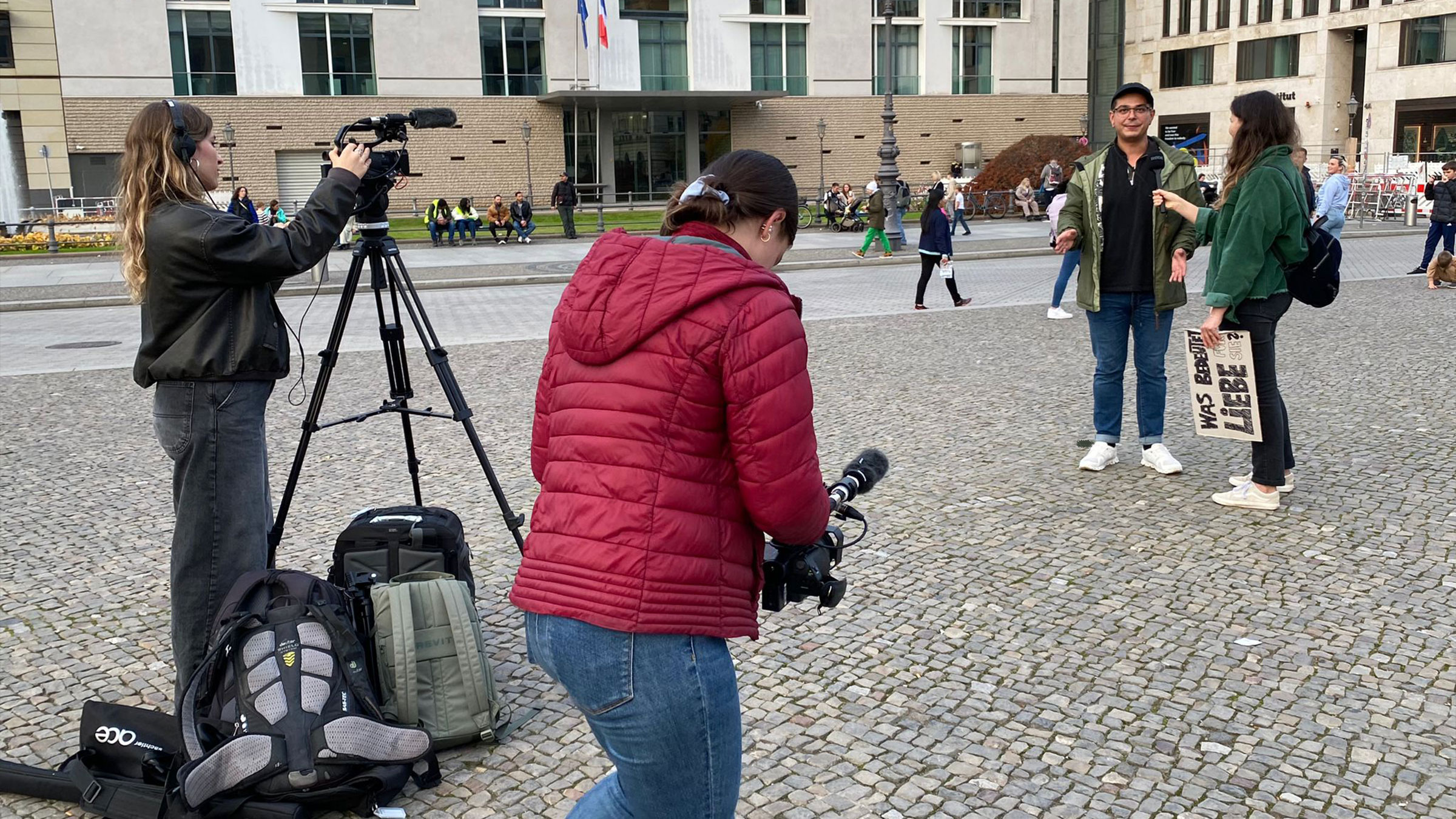 What is love? – Dreh bei Brandenburgertor